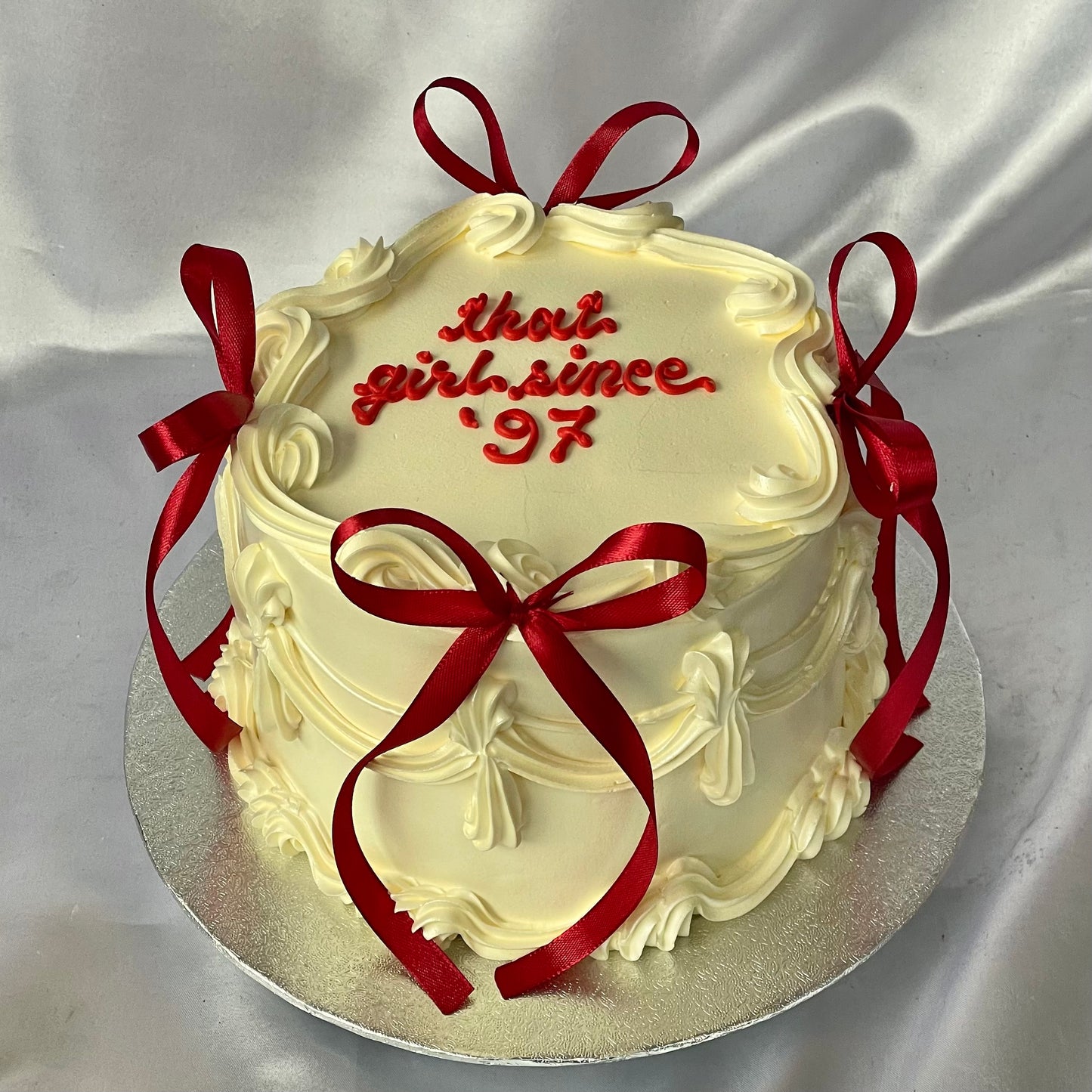 White w/ Dark Red Ribbons ๐น