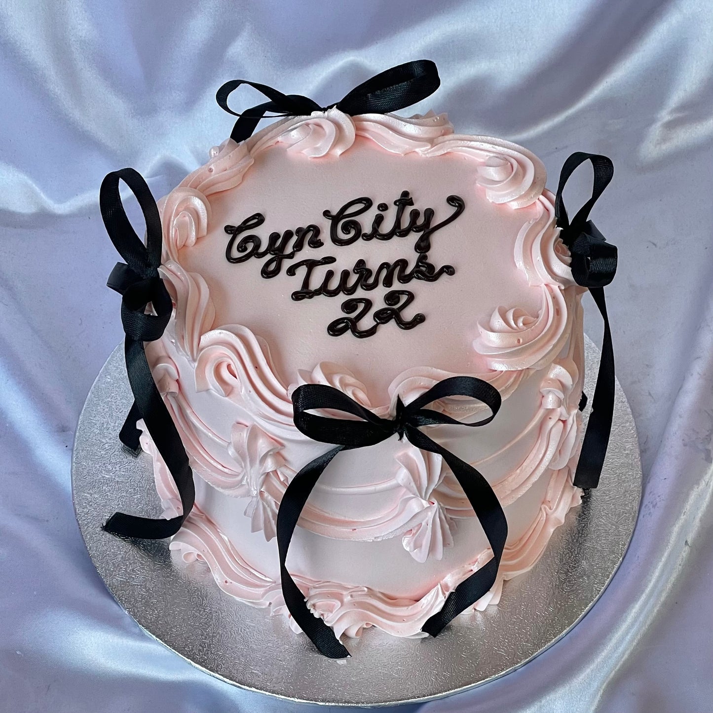 Pale Pink Round with Ribbons π