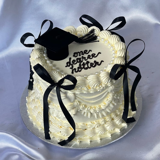 Round Graduation Cake 🎓